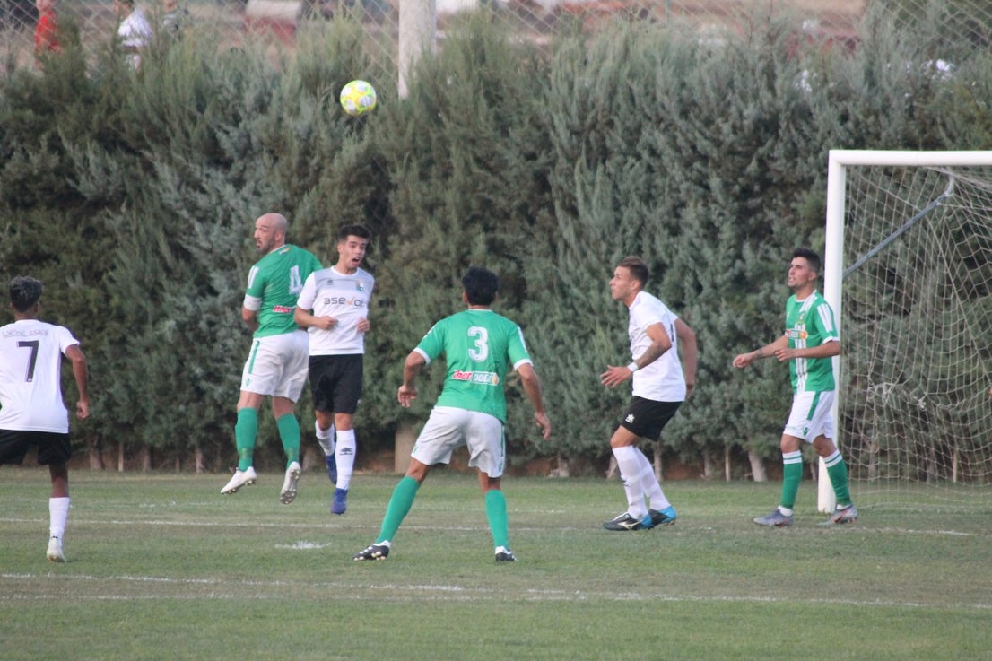 Imágenes del encuentro de la primera jornada de liga de Tercera División disputado en el Municipal de San Roque, y que acabó con 2-1 en el marcador (25-08-2019)