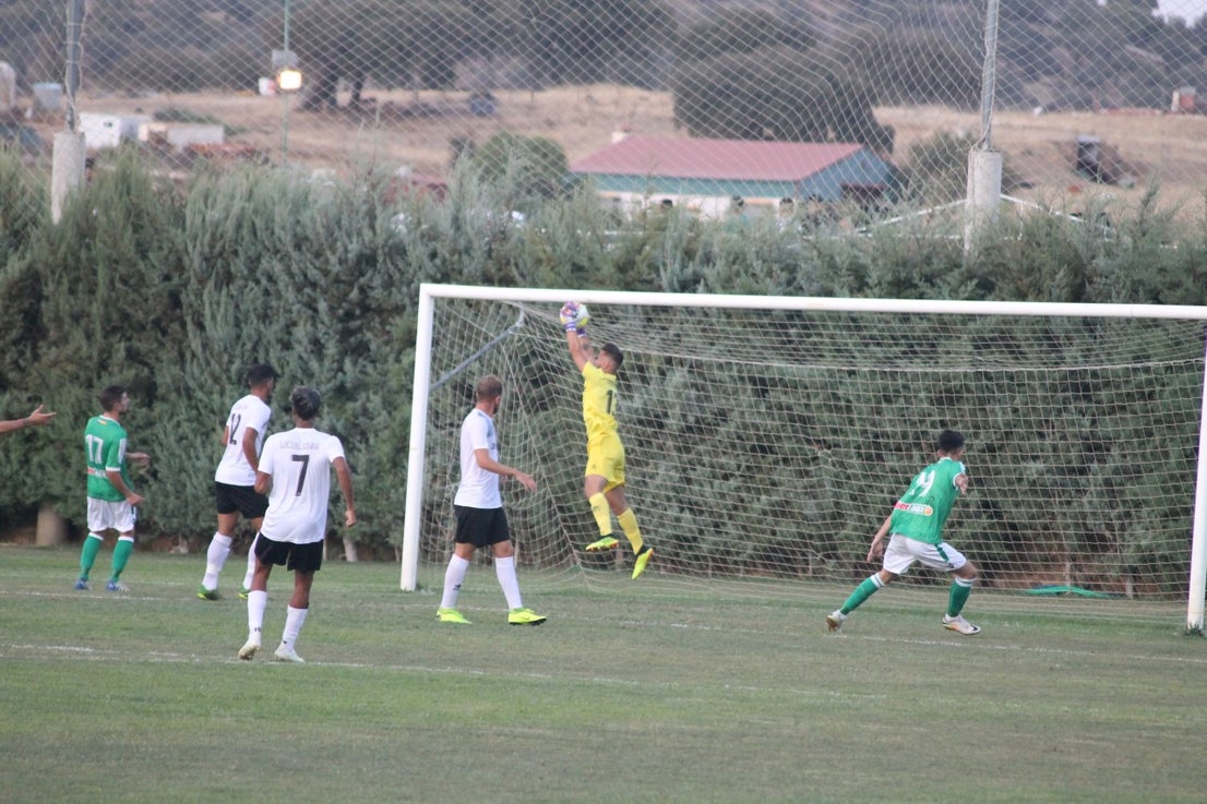 Imágenes del encuentro de la primera jornada de liga de Tercera División disputado en el Municipal de San Roque, y que acabó con 2-1 en el marcador (25-08-2019)