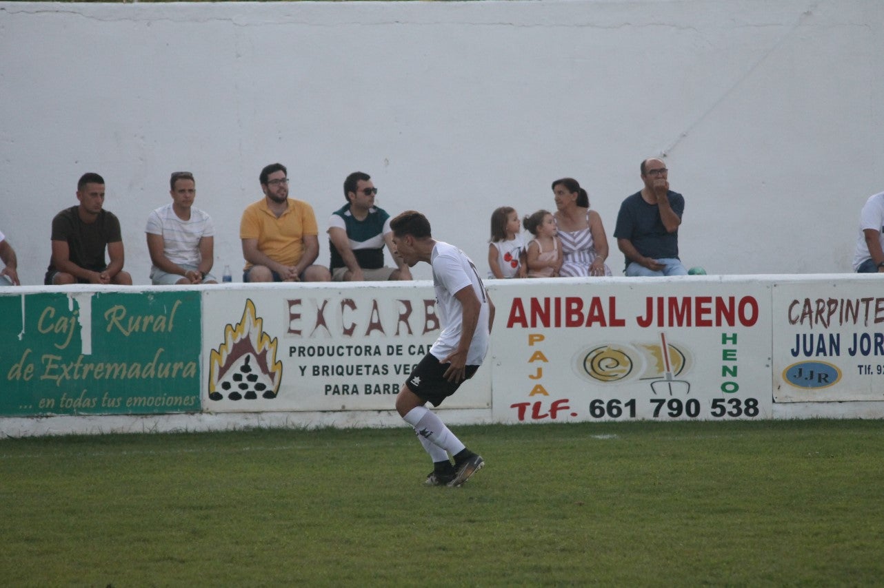 Imágenes del encuentro de la primera jornada de liga de Tercera División disputado en el Municipal de San Roque, y que acabó con 2-1 en el marcador (25-08-2019)