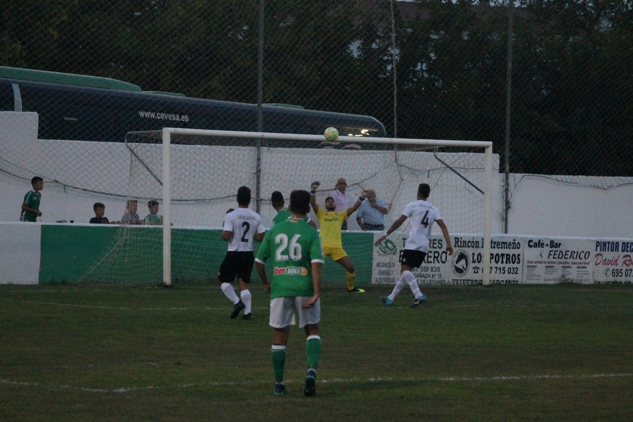 Imágenes del encuentro de la primera jornada de liga de Tercera División disputado en el Municipal de San Roque, y que acabó con 2-1 en el marcador (25-08-2019)