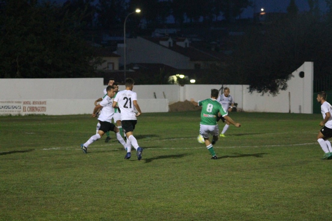 Imágenes del encuentro de la primera jornada de liga de Tercera División disputado en el Municipal de San Roque, y que acabó con 2-1 en el marcador (25-08-2019)
