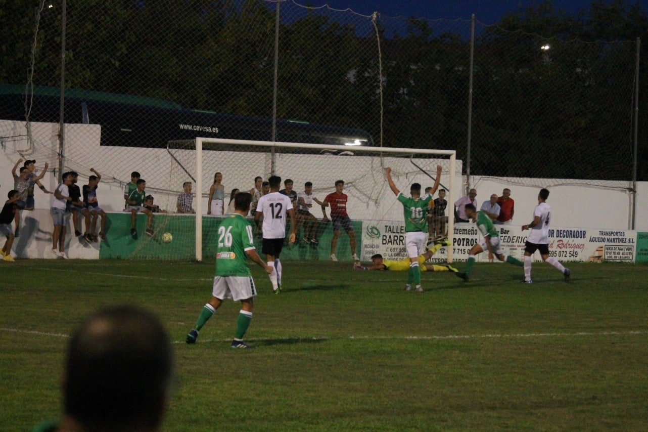 Imágenes del encuentro de la primera jornada de liga de Tercera División disputado en el Municipal de San Roque, y que acabó con 2-1 en el marcador (25-08-2019)
