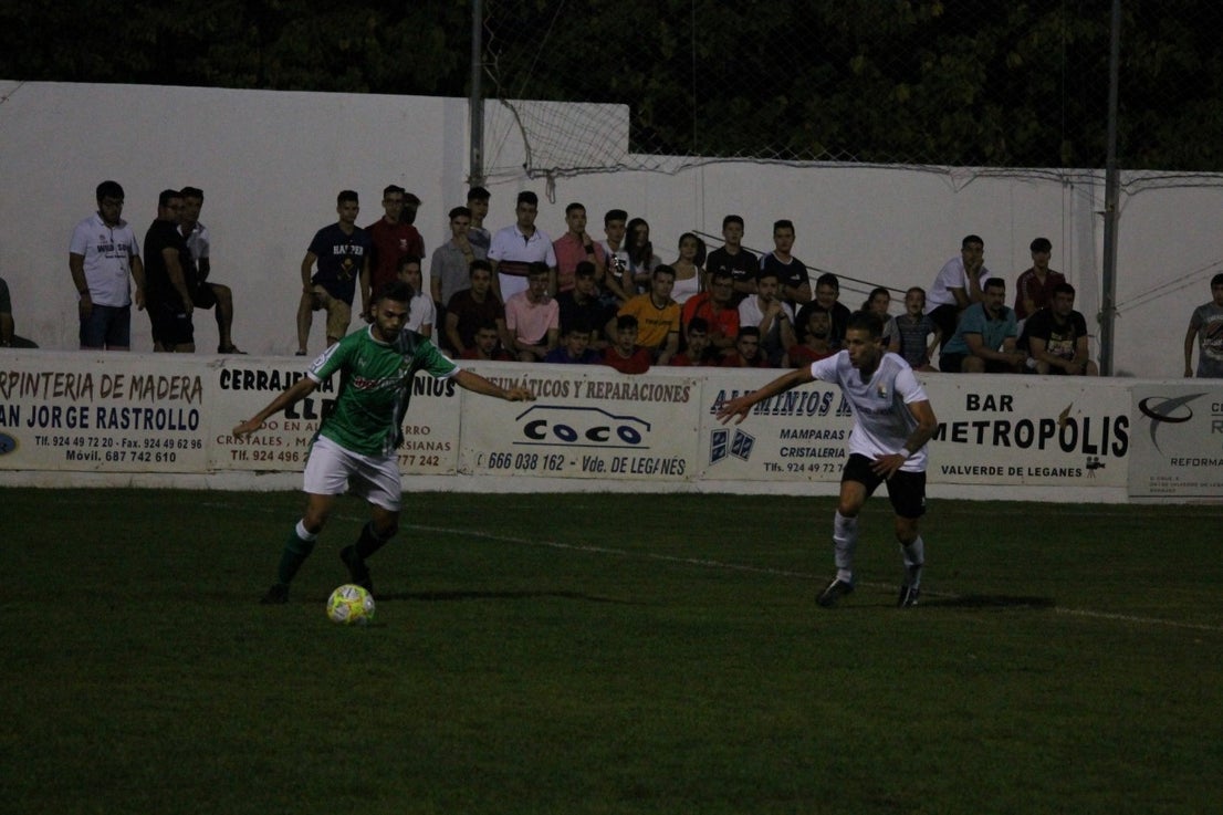 Imágenes del encuentro de la primera jornada de liga de Tercera División disputado en el Municipal de San Roque, y que acabó con 2-1 en el marcador (25-08-2019)