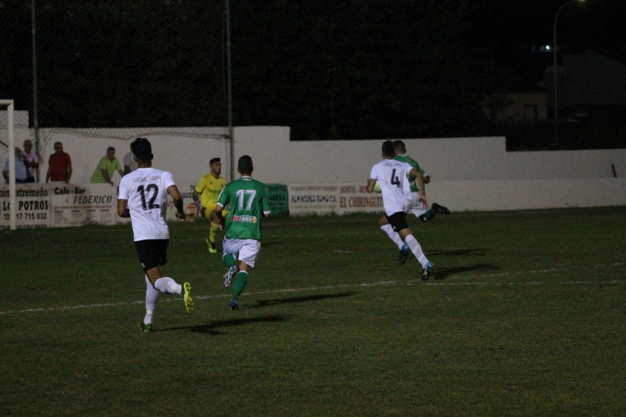 Imágenes del encuentro de la primera jornada de liga de Tercera División disputado en el Municipal de San Roque, y que acabó con 2-1 en el marcador (25-08-2019)