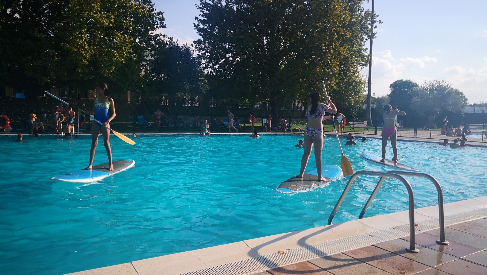 Algunas imágenes de la fiesta acuática que tuvo lugar en la piscina municipal con motivo de las ferias y fiestas (22-08-2019)