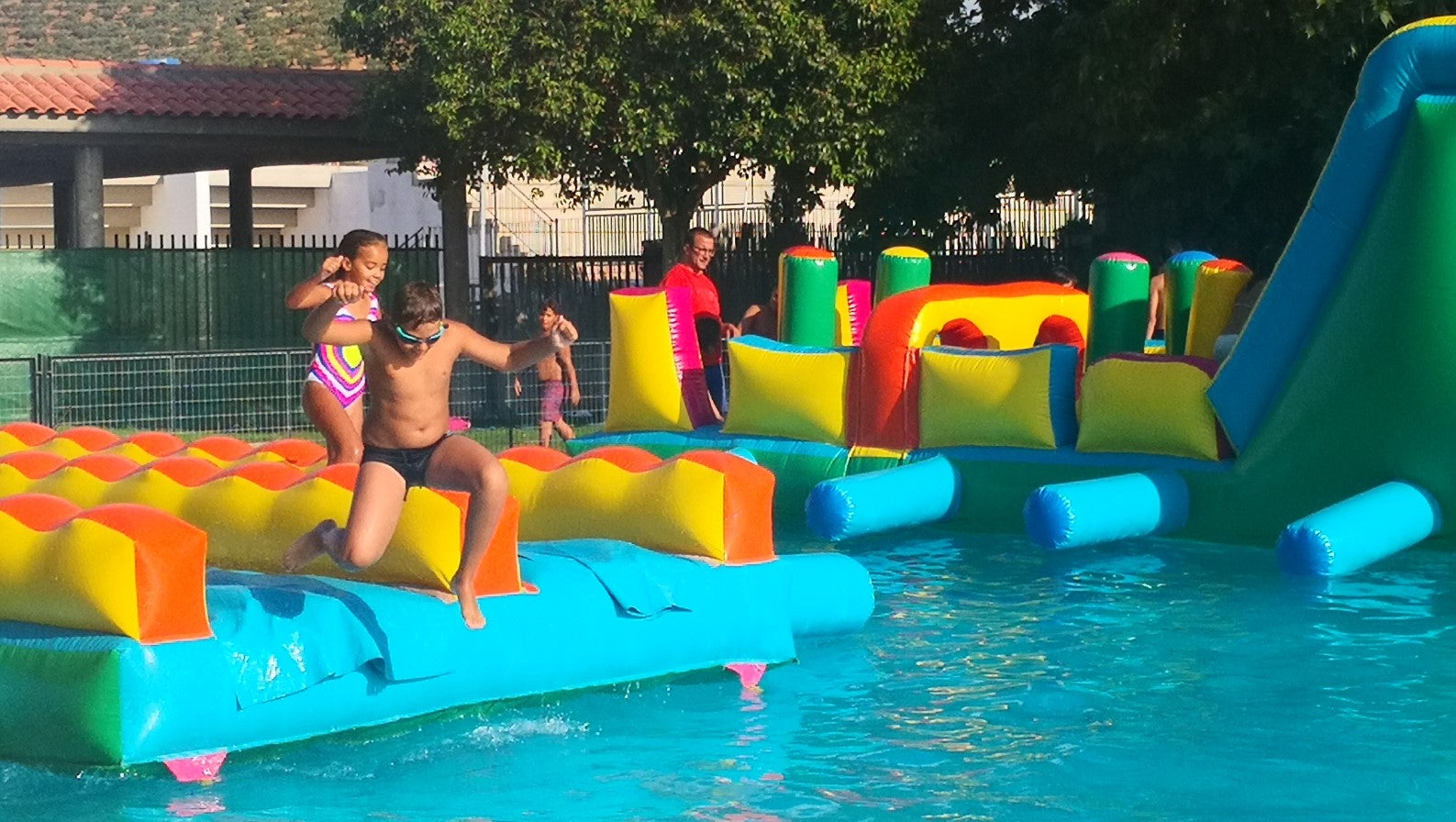 Algunas imágenes de la fiesta acuática que tuvo lugar en la piscina municipal con motivo de las ferias y fiestas (22-08-2019)