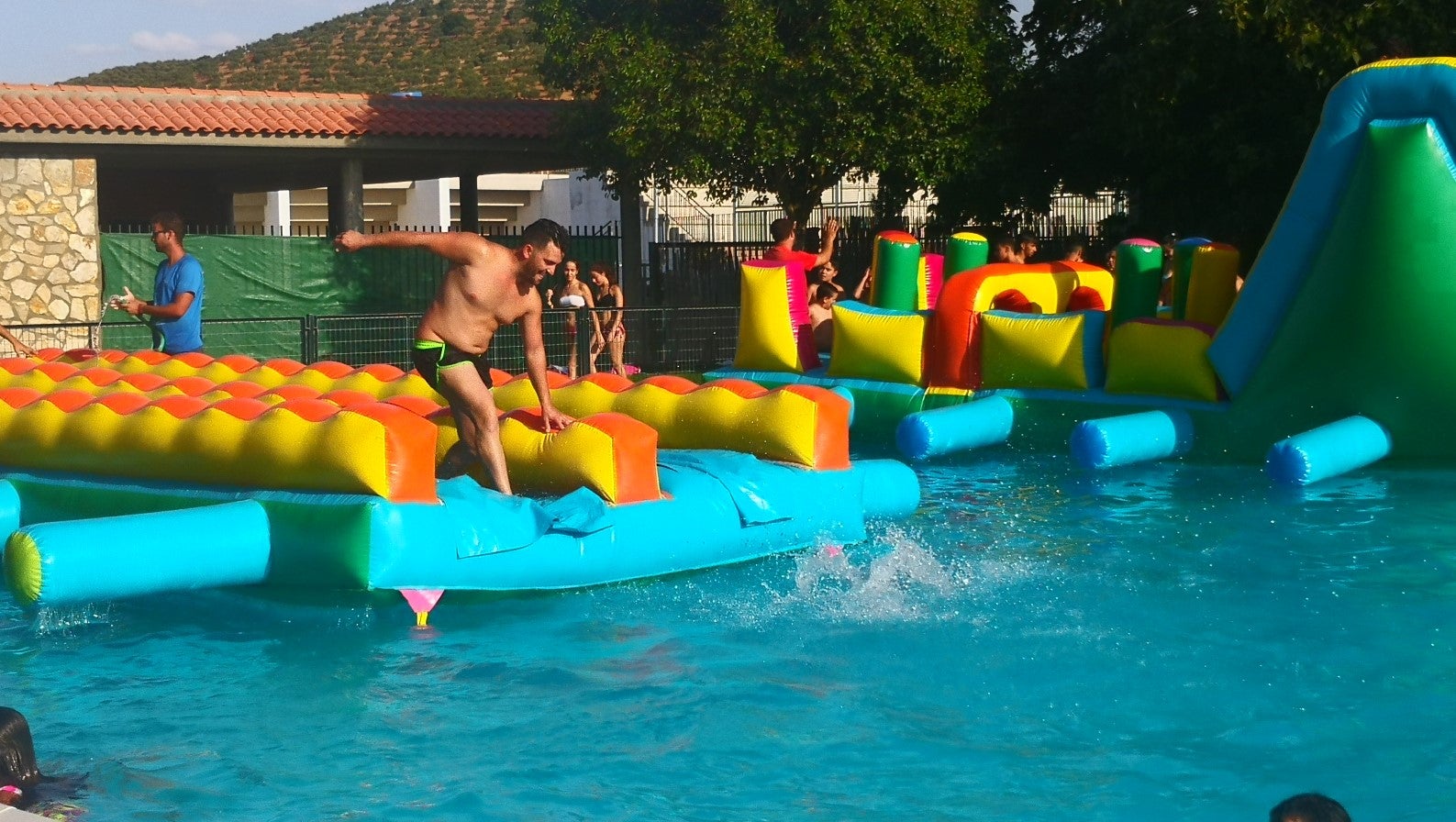 Algunas imágenes de la fiesta acuática que tuvo lugar en la piscina municipal con motivo de las ferias y fiestas (22-08-2019)