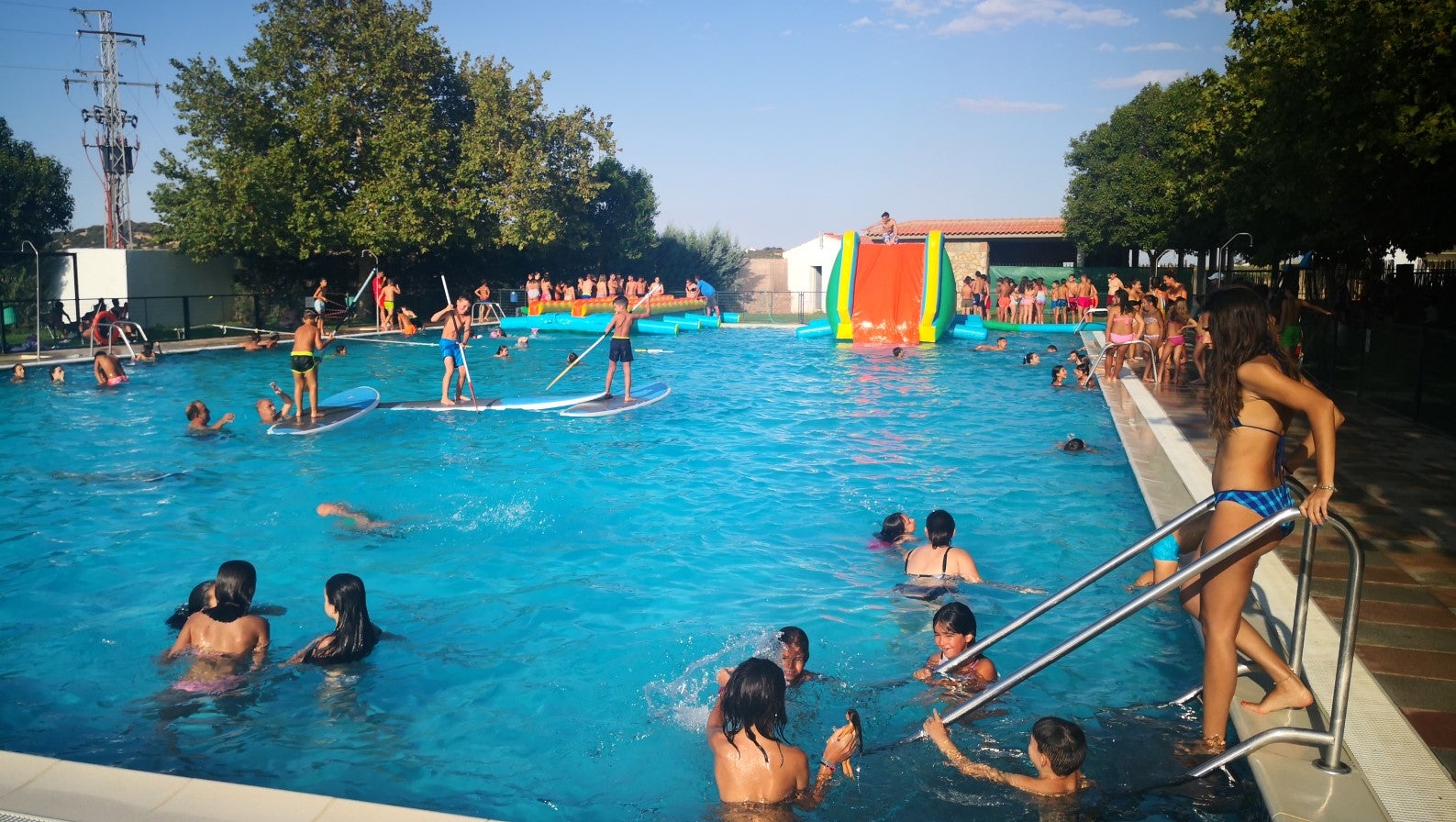 Algunas imágenes de la fiesta acuática que tuvo lugar en la piscina municipal con motivo de las ferias y fiestas (22-08-2019)
