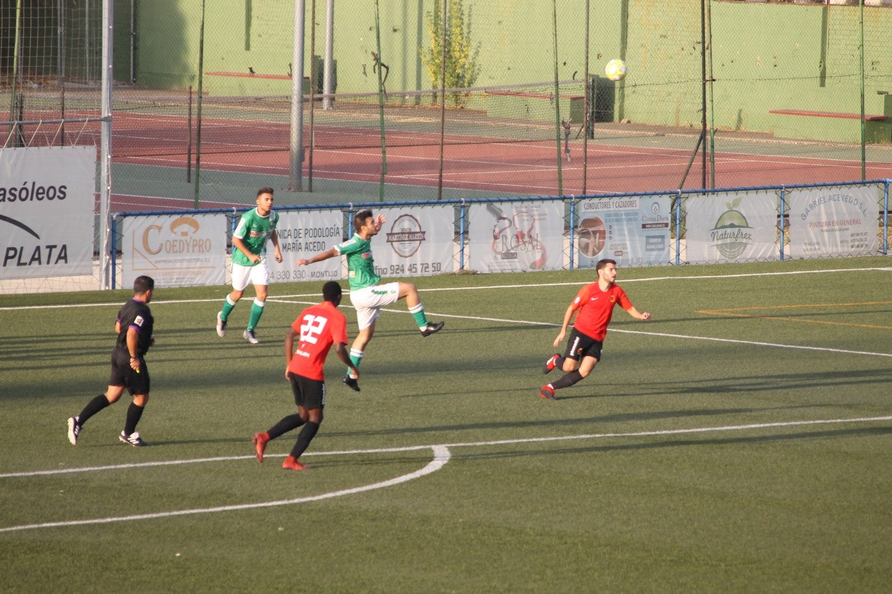 Algunas imágenes del encuentro de la segunda jornada de Tercera División disputado en el Emilio Macarro de Montijo y que terminó 2-1 (01-09-2019)