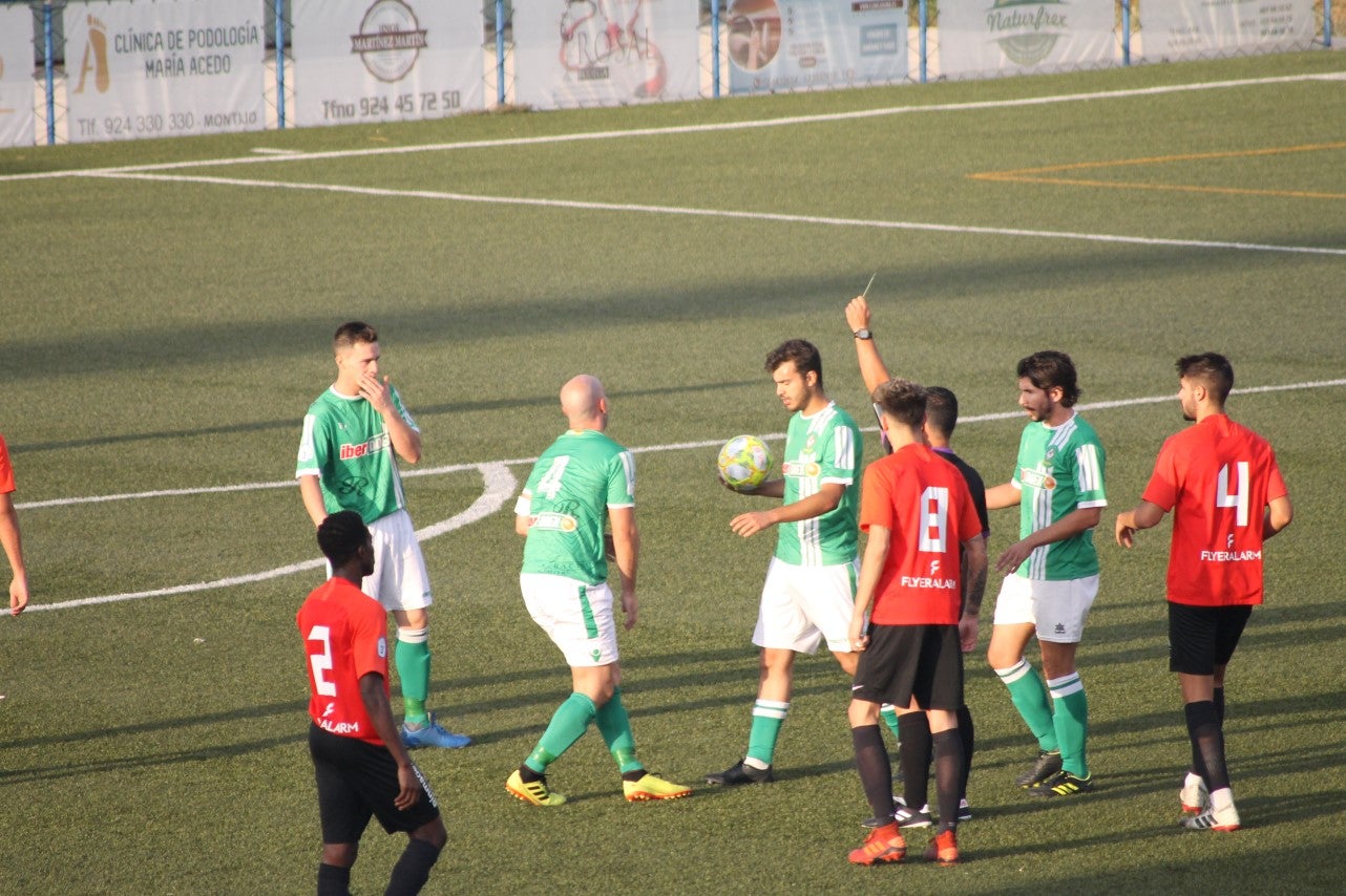 Algunas imágenes del encuentro de la segunda jornada de Tercera División disputado en el Emilio Macarro de Montijo y que terminó 2-1 (01-09-2019)