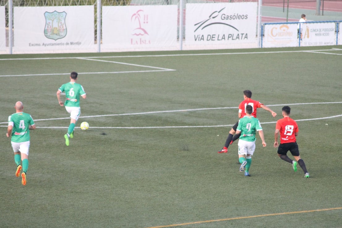 Algunas imágenes del encuentro de la segunda jornada de Tercera División disputado en el Emilio Macarro de Montijo y que terminó 2-1 (01-09-2019)