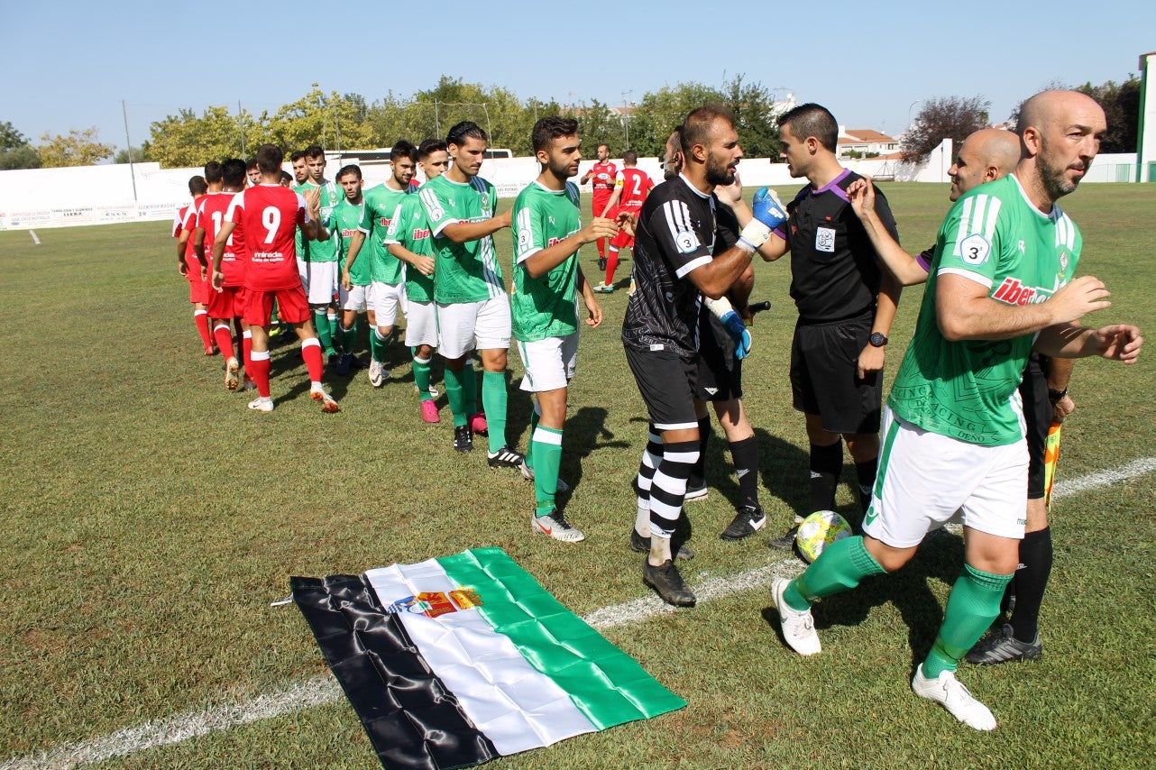 Algunas imágenes del encuentro de la tercera jornada de liga de Tercera División disputado en el Municipal de San Roque y que acabó 2-5 (08-09-2019)