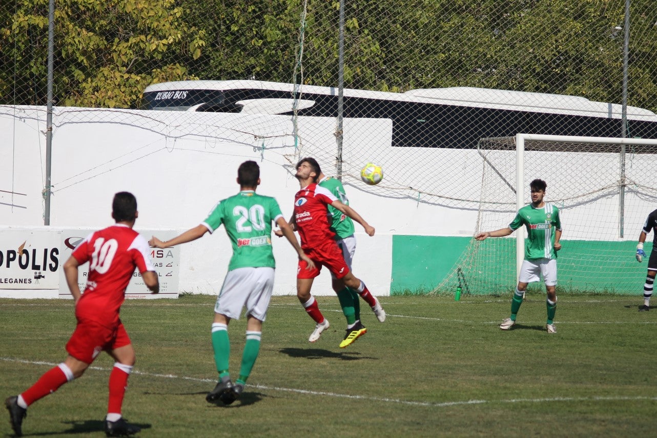 Algunas imágenes del encuentro de la tercera jornada de liga de Tercera División disputado en el Municipal de San Roque y que acabó 2-5 (08-09-2019)