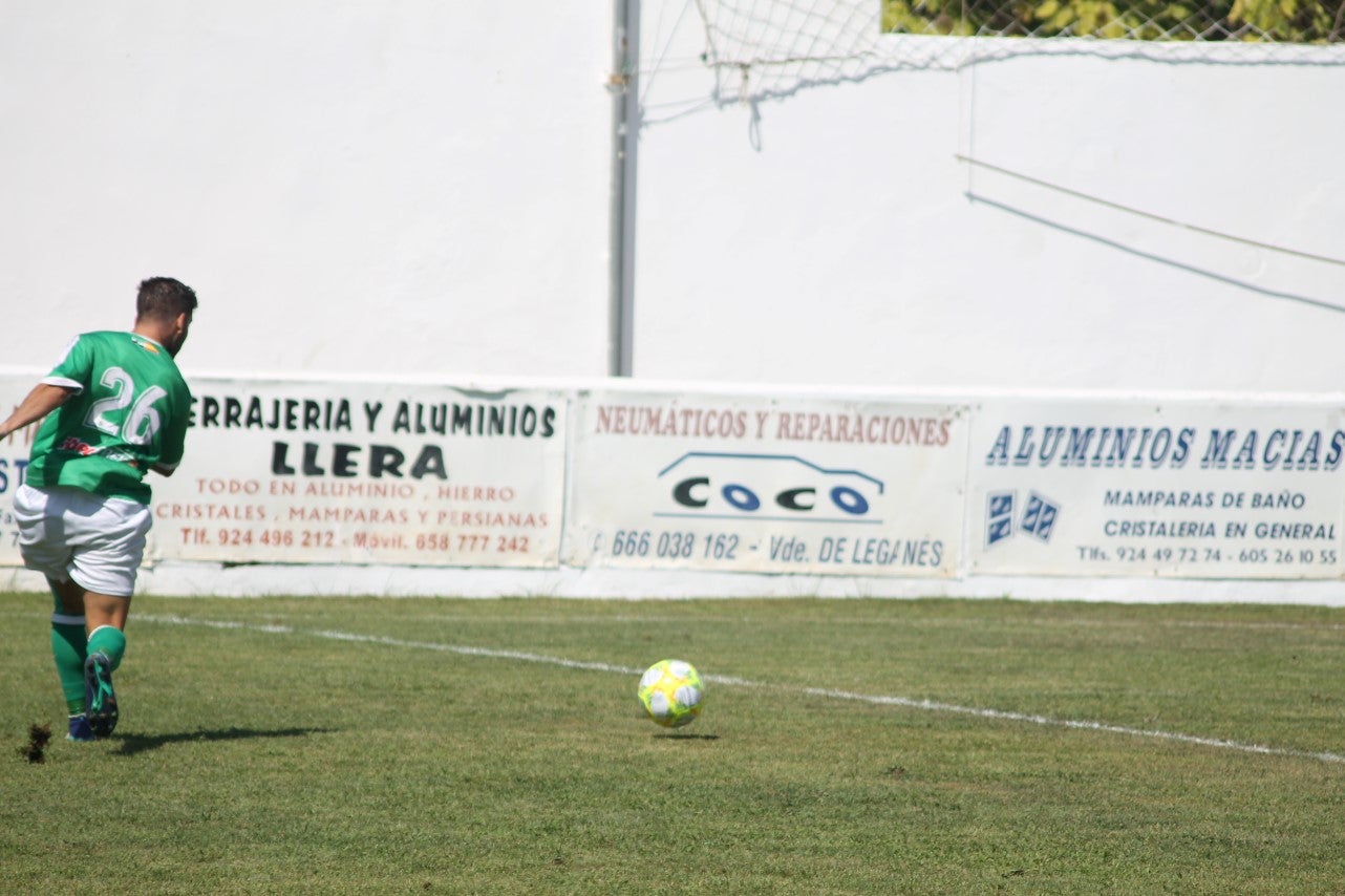 Algunas imágenes del encuentro de la tercera jornada de liga de Tercera División disputado en el Municipal de San Roque y que acabó 2-5 (08-09-2019)