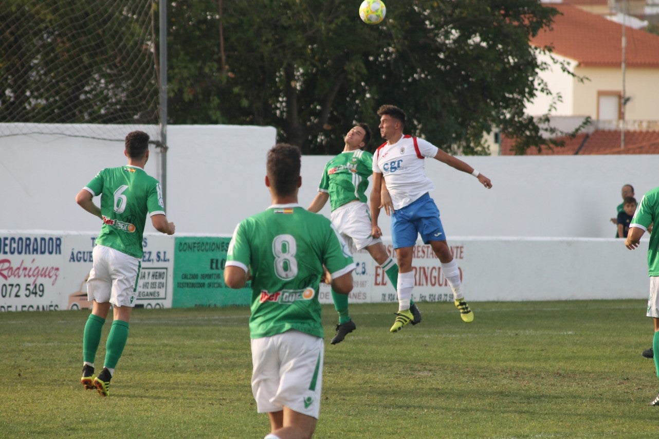 Algunas imágenes del encuentro de la quinta jornada de liga de Tercera División disputado en el Municipal de San Roque y que acabó en empate a cero. (22-09-2019)