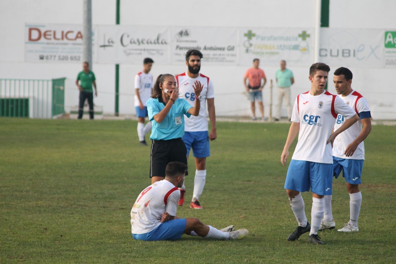 Algunas imágenes del encuentro de la quinta jornada de liga de Tercera División disputado en el Municipal de San Roque y que acabó en empate a cero. (22-09-2019)