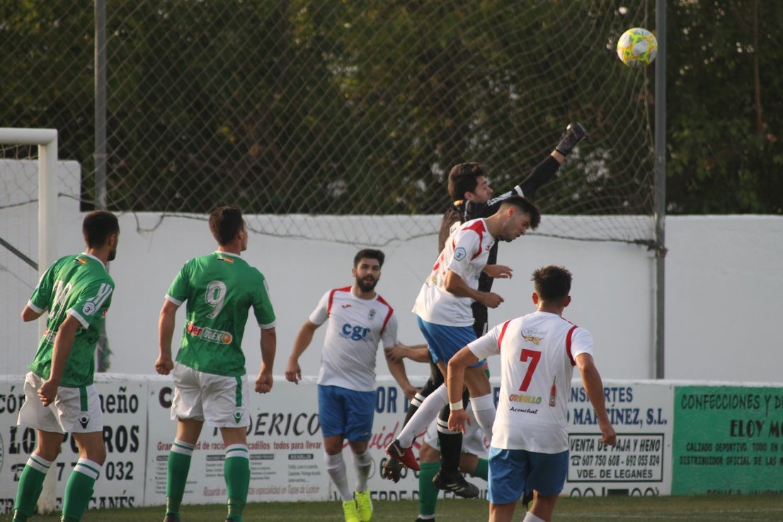 Algunas imágenes del encuentro de la quinta jornada de liga de Tercera División disputado en el Municipal de San Roque y que acabó en empate a cero. (22-09-2019)