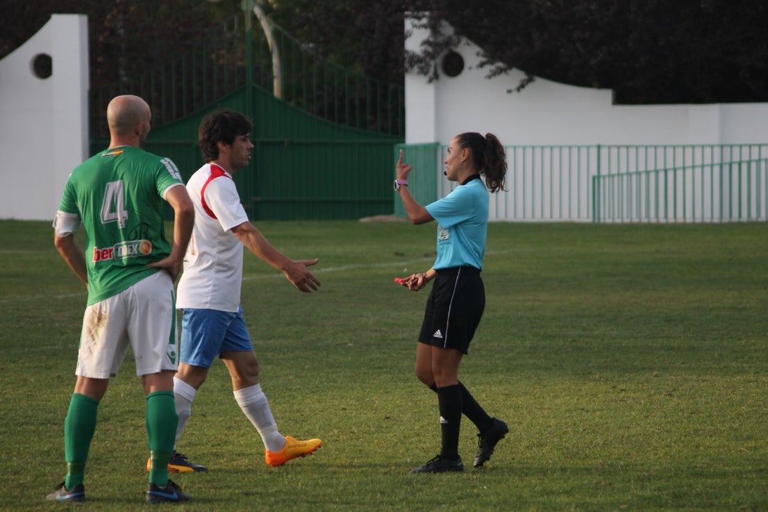 Algunas imágenes del encuentro de la quinta jornada de liga de Tercera División disputado en el Municipal de San Roque y que acabó en empate a cero. (22-09-2019)