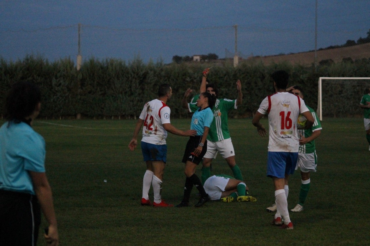 Algunas imágenes del encuentro de la quinta jornada de liga de Tercera División disputado en el Municipal de San Roque y que acabó en empate a cero. (22-09-2019)