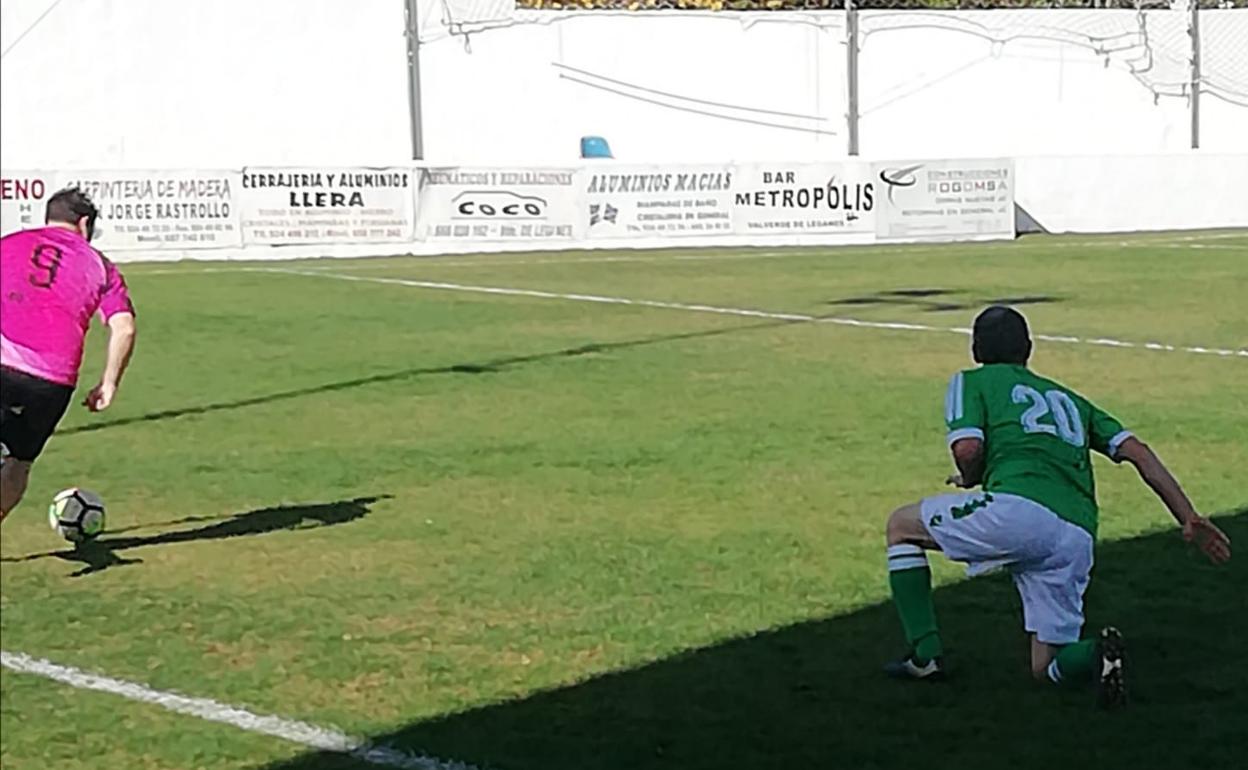 El delantero pacense se marcha de Loli sin que pueda hacer nada