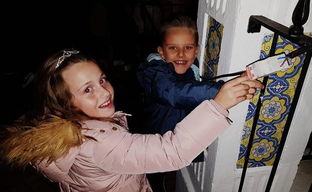 Carlota y Martín, encargados de encender el árbol de Navidad