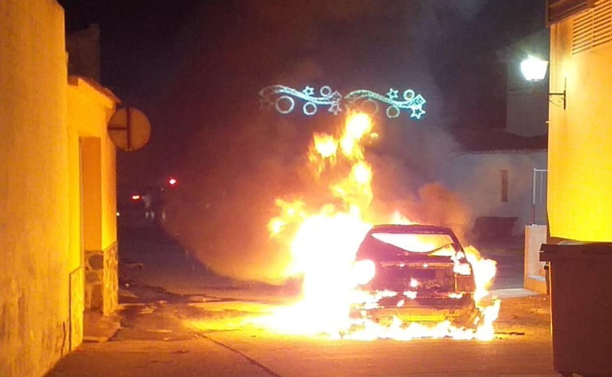 Arde un turismo en la vía pública
