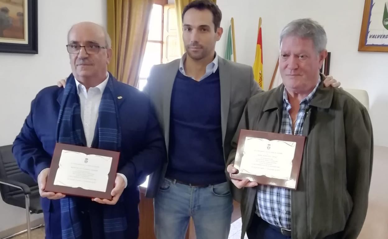 Manolo Gotiérrez y José Sánchez con el alcalde, Manolo Borrego