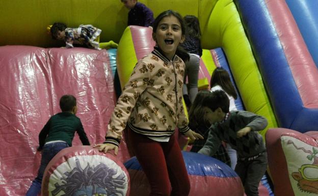 Imagen. Los más pequeños se lo pasaron en grande en las colchonetas