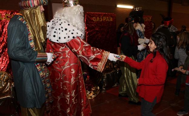 Imagen. Cada niño recibió un pequeño regalo de los Reyes Magos