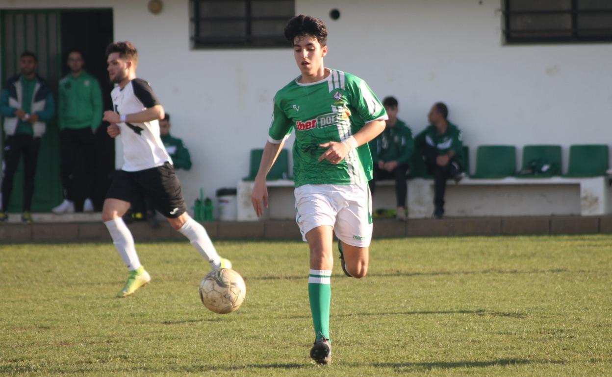 Javier Ortiz controla un balón