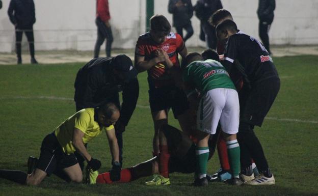 Genaro ayuda a un visitante a recuperarse