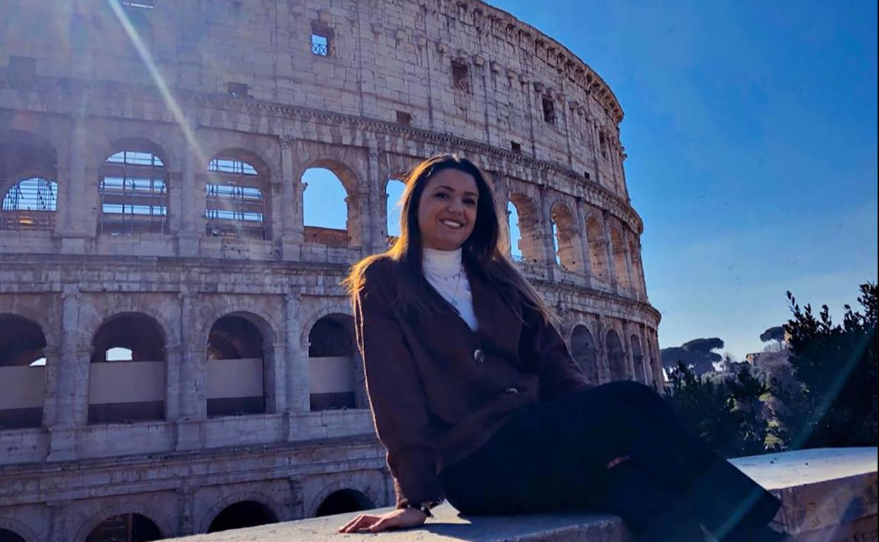 Nazaret Correa, ante el Coloso de Roma