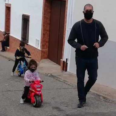 Con las bicicletas y motos de juguetes
