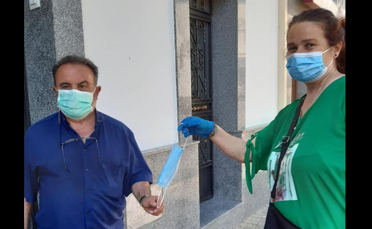 El Ayuntamiento reparte mascarillas por los domicilios valverdeños