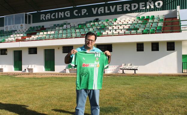 Félix Pedro con su nueva camiseta