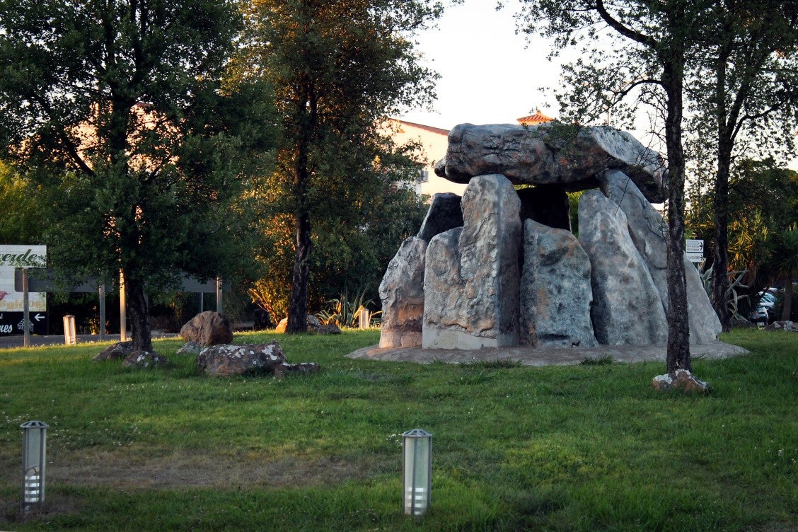 Fotos: Replica del Dolmen El Rebellao