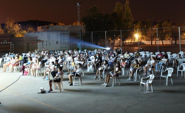 Asistentes a la primera película del cine de verano