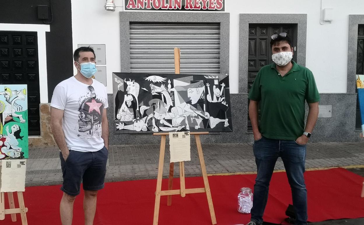 Los autores de la exposición junto a una de sus obras