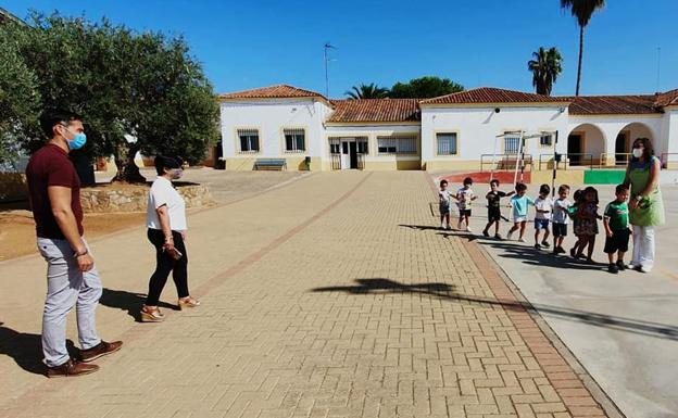 Imagen principal - Visita del alcalde a los centros educativos de Valverde