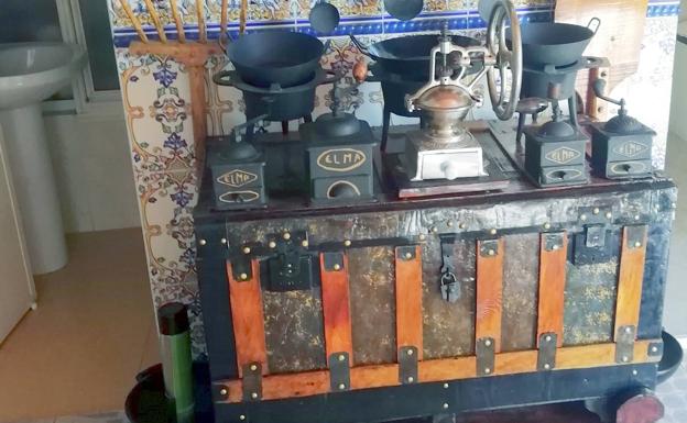 Baúl, molinillos de café y hornillas de carbón