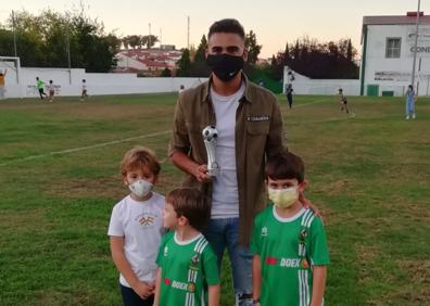 Imagen secundaria 1 - Arriba: Ze Pedro, mejor jugador del partido. Abajo Izquierda: Manu, máximo goleador de la temporada pasada. Abajo Derecha: trofeo de subcampeón