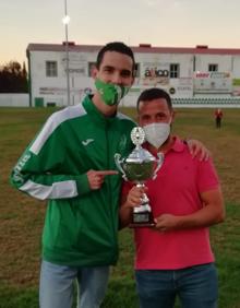 Imagen secundaria 2 - Arriba: Ze Pedro, mejor jugador del partido. Abajo Izquierda: Manu, máximo goleador de la temporada pasada. Abajo Derecha: trofeo de subcampeón