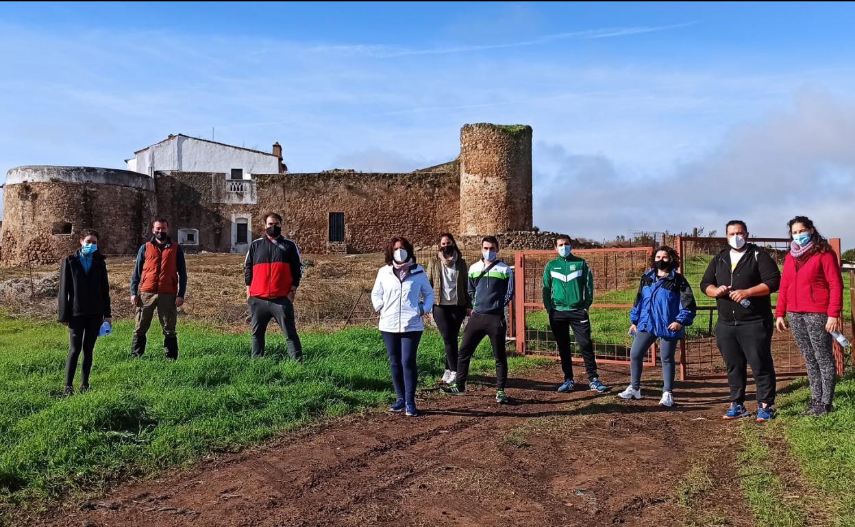 Participantes en la actividad junto al Castillo de los Arcos