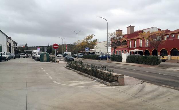 Nueva zona de acerado y aparcamientos frente a Restaurante 'El Chiringuito'