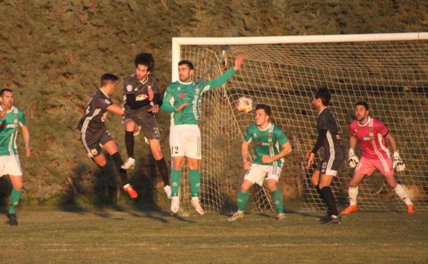 Imagen. Cabezazo que pudo suponer el empate a uno y que Antonio paró con una gran intervención