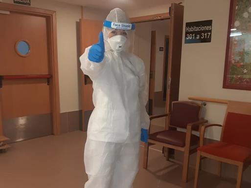 Mayte en su lugar de trabajo