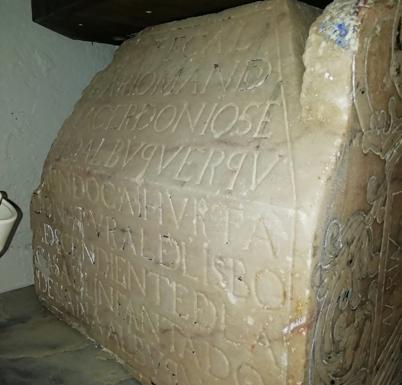 Piedra que hace de peana de la imagen de la virgen