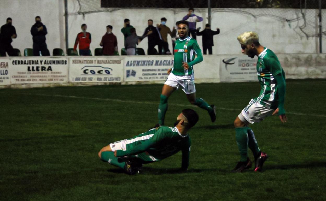 Celebración del primer gol del Racing Valverdeño, de Bermúdez