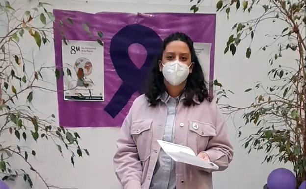 Miriam Chacón, concejala de igualdad, en la lectura del manifiesto