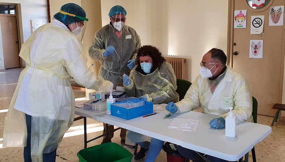 Trabajos realizados por los sanitarios de Valverde para el cribado masivo de la población, que detectó 23 nuevos positivos